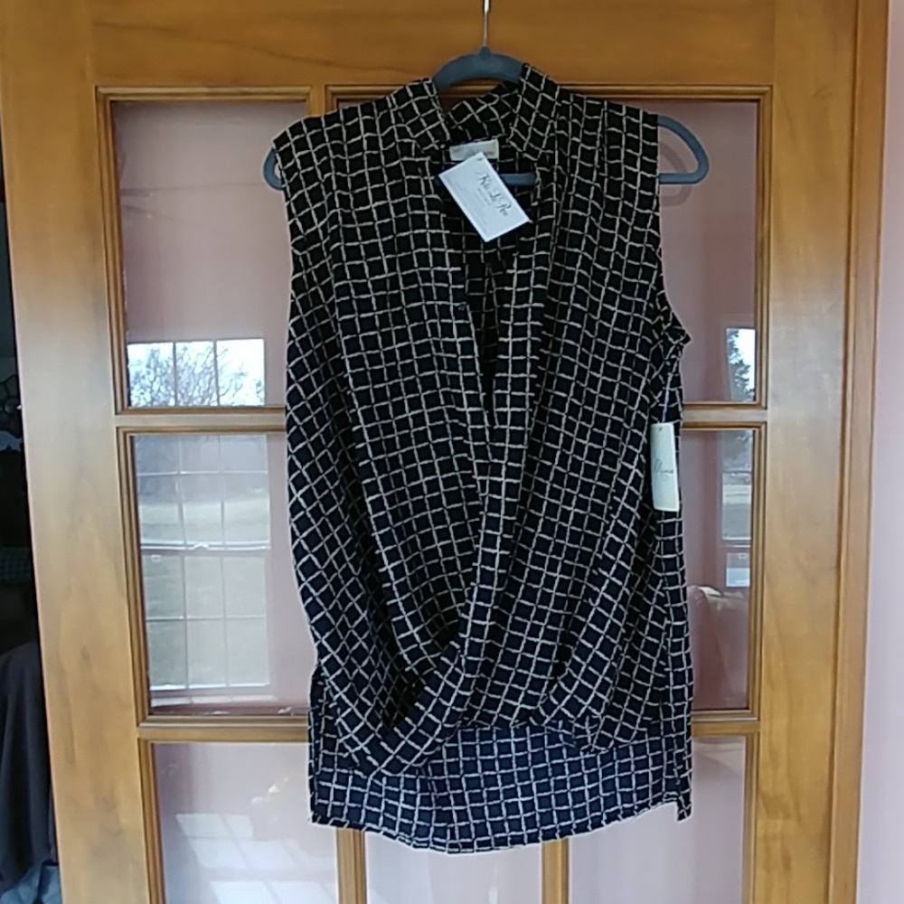 Sleeveless hi-lo top